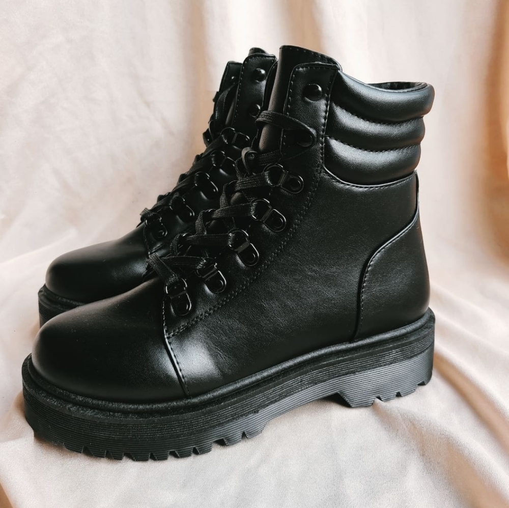 🚨END OF YEAR SALE// Black vegan leather boot - Picture 3 of 4